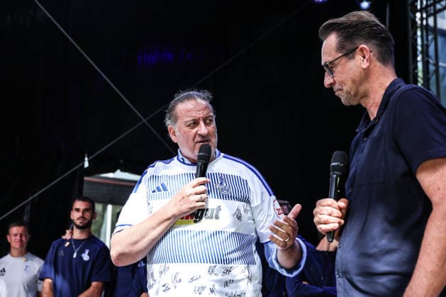 Fussball, 3.Liga Saison 2026 2027 Saisonvorbereitung MSV Duisburg auf dem Duisburger Stadtfest 19.07.2026, Königstrasse Duisburg Bülent Aksen bekommt ein Trikot vom Michael Preetz (Geschäftsführer MSV Duisburg) Duisburg Königstrasse Nordrhein-Westfalen Deutschland *** Sports, Soccer, 3rd Division, 2026–2027 Season, MSV Duisburg’s preseason preparations at the Duisburg City Festival on July 19, 2026, Königstrasse, Duisburg; Bülent Aksen receives a jersey from Michael Preetz, Managing Director of MSV Duisburg; Duisburg, Königstrasse, North Rhine-Westphalia, Germany