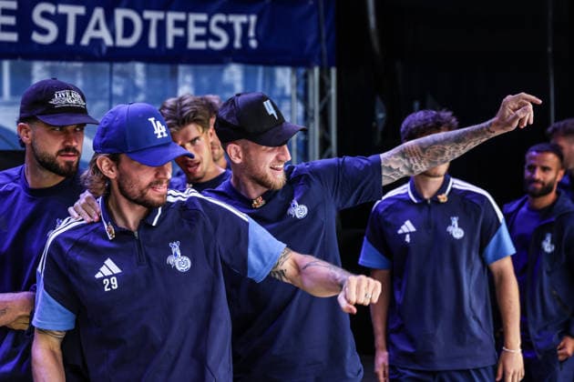 Fussball, 3.Liga Saison 2026 2027 Saisonvorbereitung MSV Duisburg auf dem Duisburger Stadtfest 19.07.2026, Königstrasse Duisburg Joshua Bitter (MSV Duisburg, 29) Alexander Hahn (MSV Duisburg, 42) Duisburg Königstrasse Nordrhein-Westfalen Deutschland *** Sports, Soccer, 3rd Division, 2026–2027 Season, MSV Duisburg’s preseason event at the Duisburg City Festival on July 19, 2026, Königstrasse, Duisburg; Joshua Bitter, MSV Duisburg; 29 Alexander Hahn, MSV Duisburg; 42 Duisburg, Königstrasse, North Rhine-Westphalia, Germany