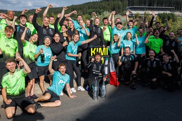 Teamsiegerfoto mit Andrea Kimi Antonelli (Mercedes AMG Petronas F1 Team, 12), Grosser Preis von Belgien, Motorsport, Formel 1, Saison 2026, 19.07.2026 Grosser Preis von Belgien, Motorsport, Formel 1, Saison 2026, 19.07.2026 Spa Franchorchamps *** Team victory photo with Andrea, Kimi, and Antonelli of the Mercedes AMG Petronas F1 Team, 12, Belgian Grand Prix, Motorsports, Formula 1, 2026 Season, July 19, 2026 Belgian Grand Prix, Motorsports, Formula 1, 2026 Season, July 19, 2026 Spa-Francorchamps Copyright: xEibner-Pressefoto AlexanderxNeisx EP_ANS