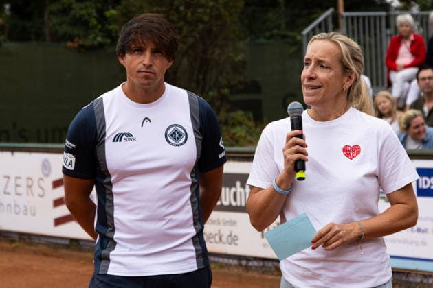 Krefeld, Deutschland 19. Juli 2026: 2. Tennis-Bundesliga Herren - 2026 - HTC Blau-Weiß Krefeld gegen Bremer TC v. 1912 Im Bild: v.li. Trainer Patrick Elias (BWK) und Team-Managerin Claudia Ploenes (BWK) HTC Blau Weiß Nordrhein Westfalen *** Krefeld, Germany, July 19, 2026 – Men’s Tennis Bundesliga 2, 2026: HTC Blau Weiß Krefeld vs. Bremer TC v 1912. Pictured from left: Coach Patrick Elias (BWK) and Team Manager Claudia Ploenes (BWK), HTC Blau Weiß North Rhine-Westphalia Copyright: xFotostandx xGoertzx