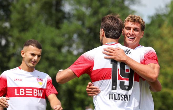 19.07.2026, Deutschland, Balingen, Fußball Bundesliga, Saison 2026 2027, Testspiel, TSG Balingen vs. VfB Stuttgart, Jubel nach dem 0:1 Tor, v.l. Badredine Bouanani (VfB), Torschütze Jovan Milosevic (VfB), Grischa Prömel (VfB) *** July 19, 2026, Germany, Balingen, Bundesliga, 2026–2027 season, Friendly Match, TSG Balingen vs. VfB Stuttgart, Celebrations after the 0–1 goal, from left: Badredine Bouanani (VfB), goal scorer Jovan Milosevic (VfB), Grischa Prömel (VfB)