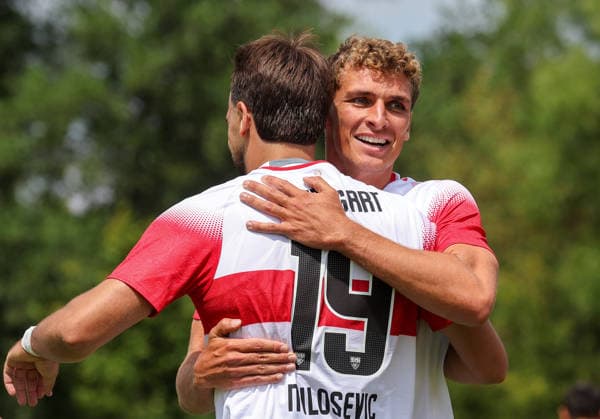 19.07.2026, Deutschland, Balingen, Fußball Bundesliga, Saison 2026 2027, Testspiel, TSG Balingen vs. VfB Stuttgart, Jubel nach dem 0:1 Tor, v.l. Torschütze Jovan Milosevic (VfB), Grischa Prömel (VfB) *** July 19, 2026, Germany, Balingen, Bundesliga, 2026–2027 season, friendly match, TSG Balingen vs. VfB Stuttgart, celebration after the 0–1 goal, from left: goal scorer Jovan Milosevic (VfB), Grischa Prömel (VfB)