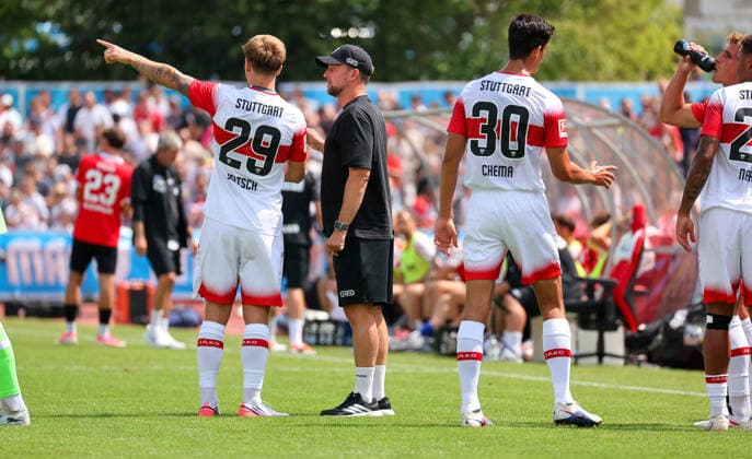 19.07.2026, Deutschland, Balingen, Fußball Bundesliga, Saison 2026 2027, Testspiel, TSG Balingen vs. VfB Stuttgart, v.l. Finn Jeltsch (VfB), VfB Trainer Sebastian Hoeneß, Chema (VfB), Grischa Prömel (VfB), Nikolas Nartey (VfB) *** July 19, 2026, Germany, Balingen, Bundesliga, 2026–2027 season, Friendly match, TSG Balingen vs. VfB Stuttgart, from left: Finn Jeltsch (VfB), VfB coach Sebastian Hoeneß, Chema (VfB), Grischa Prömel (VfB), Nikolas Nartey (VfB)