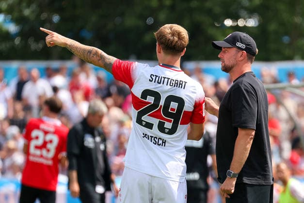 19.07.2026, Deutschland, Balingen, Fußball Bundesliga, Saison 2026 2027, Testspiel, TSG Balingen vs. VfB Stuttgart, v.l. Finn Jeltsch (VfB), VfB Trainer Sebastian Hoeneß *** July 19, 2026, Germany, Balingen, Bundesliga, 2026–2027 season, Friendly Match, TSG Balingen vs. VfB Stuttgart, from left: Finn Jeltsch (VfB), VfB Coach Sebastian Hoeneß