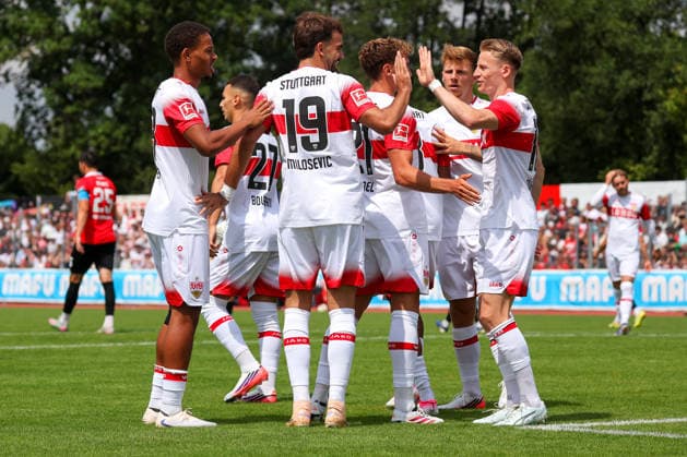 19.07.2026, Deutschland, Balingen, Fußball Bundesliga, Saison 2026 2027, Testspiel, TSG Balingen vs. VfB Stuttgart, Jubel nach dem 0:1 Tor, Torschütze Jovan Milosevic (VfB) *** July 19, 2026, Germany, Balingen, Bundesliga, 2026–2027 season, Friendly match, TSG Balingen vs. VfB Stuttgart, Celebrations after the 0–1 goal, Goal scorer: Jovan Milosevic (VfB)