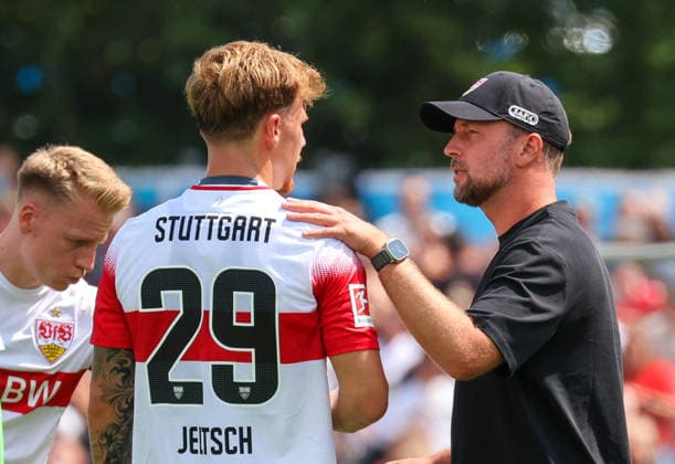 19.07.2026, Deutschland, Balingen, Fußball Bundesliga, Saison 2026 2027, Testspiel, TSG Balingen vs. VfB Stuttgart, v.l. Finn Jeltsch (VfB), VfB Trainer Sebastian Hoeneß *** July 19, 2026, Germany, Balingen, Bundesliga, 2026–2027 season, Friendly Match, TSG Balingen vs. VfB Stuttgart, from left: Finn Jeltsch (VfB), VfB Coach Sebastian Hoeneß