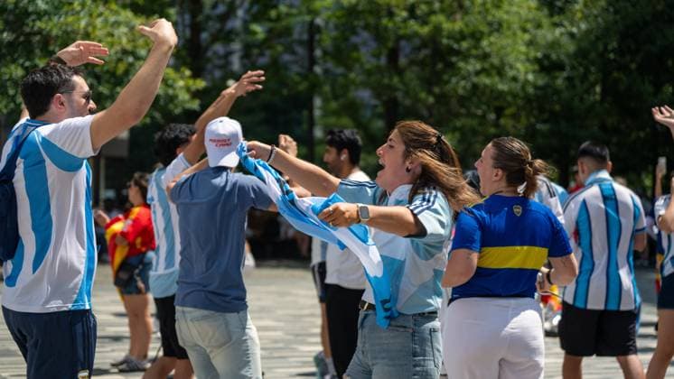 RECORD DATE NOT STATED Argentina and Spain Fans Bring World Cup Fever to Hudson Yards Watch Party (NEW)Argentina and Spain Fans Bring World Cup Fever to Hudson Yards Watch Party. July19,2026,Hudson Yard, New York,USA. Fans of Argentina and Spain filled Hudson Yards with energy and excitement ahead of the FIFA World Cup, WM, Weltmeisterschaft, Fussball final. Waving flags, singing chants, and proudly wearing their team colors, supporters from both nations created a vibrant atmosphere as they gathered to watch and celebrate one of football s biggest matches. Credit: Jorge Estrellado Thenews2(Foto: Jorge Estrellado Thenews2 imago images) SPO  Copyright: xJorgexEstrelladox