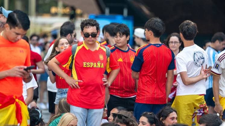 RECORD DATE NOT STATED Argentina and Spain Fans Bring World Cup Fever to Hudson Yards Watch Party (NEW)Argentina and Spain Fans Bring World Cup Fever to Hudson Yards Watch Party. July19,2026,Hudson Yard, New York,USA. Fans of Argentina and Spain filled Hudson Yards with energy and excitement ahead of the FIFA World Cup, WM, Weltmeisterschaft, Fussball final. Waving flags, singing chants, and proudly wearing their team colors, supporters from both nations created a vibrant atmosphere as they gathered to watch and celebrate one of football s biggest matches. Credit: Jorge Estrellado Thenews2(Foto: Jorge Estrellado Thenews2 imago images) SPO  Copyright: xJorgexEstrelladox