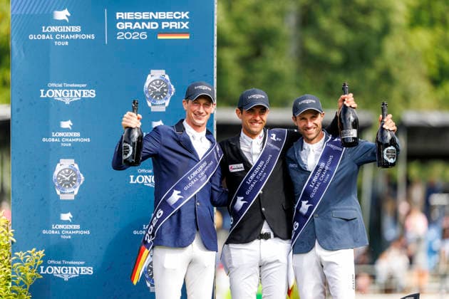 Sport Bilder des Tages RIESENBECK - Longines Global Champions Tour of Riesenbeck 2026, RIESENBECK - Longines Global Champions Tour of Riesenbeck 2026 BETTENDORF Victor (LUX), DEUSSER Daniel (GER), KUKUK Christian (GER) Sektdusche Podest Siegerehrung Prize giving ceremony Longines GCT Grand Prix of Riesenbeck CSI5* - Int. jumping competition against the clock with jump-off (1.60 m) Riesenbeck, Riesenbeck International 19. July 2026 - *** RIESENBECK Longines Global Champions Tour of Riesenbeck 2026, RIESENBECK Longines Global Champions Tour of Riesenbeck 2026 BETTENDORF Victor LUX, DEUSSER Daniel GER, KUKUK Christian GER Sparkling wine shower Podium Prize-giving ceremony Longines GCT Grand Prix of Riesenbeck CSI5* International jumping competition against the clock with a jump-off 1 60 m Riesenbeck, Riesenbeck International July 19, 2026