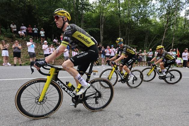 Tour de France 2026 - UCI Cycling Race Pierre Teyssot MAXPPP ; Tour de France 2026 - UCI Cycling Race. Plateau de Solaison, France on July 19, 2026. US Matteo Jorgenson Riders of Team Lease a Bike in a pursuing group in the ascent of the Plateau de Solaison during the 15th stage of the 113th edition of the Tour de France cycling race, 183,9 km between Champagnole and Plateau de Solaison. Their leader Jonas Vingegaard had to leave the Tour after a crash. Left US Matteo Jorgenson Riders of Team Lease a Bike Pierre Teyssot Maxppp Plateau de Solaison Haute-Savoie France  Copyright: xMAXPPPxPierrexTeyssotx TEY65418 TEY65418