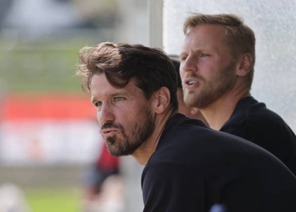Blick nach vorne, Sportlicher leiter Romain Bregerie (VfB Luebeck) und Sportdirektor Hanno Behrens (VfB Luebeck) Fussball, Herren, Saison 2026 2027, SHFV-Pokal Achtelfinale, VfB Luebeck gegen Kaltenkirchener TS , 4-1 DFL REGULATIONS PROHIBIT ANY USE OF PHOTOGRAPHS AS IMAGE SEQUENCES AND OR QUASI-VIDEO. *** Looking Ahead: Romain Bregerie, Head Coach of VfB Lübeck, and Hanno Behrens, Sporting Director of VfB Lübeck Soccer, Men’s Team, 2026–2027 Season, SHFV Cup Round of 16, VfB Lübeck vs. Kaltenkirchener TS, 4–1. DFL regulations prohibit any use of photographs as image sequences and or quasi-video.