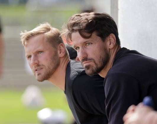 Blick nach vorne, Sportlicher leiter Romain Bregerie (VfB Luebeck) und Sportdirektor Hanno Behrens (VfB Luebeck) Fussball, Herren, Saison 2026 2027, SHFV-Pokal Achtelfinale, VfB Luebeck gegen Kaltenkirchener TS , 4-1 DFL REGULATIONS PROHIBIT ANY USE OF PHOTOGRAPHS AS IMAGE SEQUENCES AND OR QUASI-VIDEO. *** Looking Ahead: Romain Bregerie, Head Coach of VfB Lübeck, and Hanno Behrens, Sporting Director of VfB Lübeck Soccer, Men’s Team, 2026–2027 Season, SHFV Cup Round of 16, VfB Lübeck vs. Kaltenkirchener TS, 4–1. DFL regulations prohibit any use of photographs as image sequences and or quasi-video.