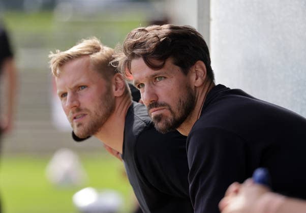 Blick nach vorne, Sportlicher leiter Romain Bregerie (VfB Luebeck) und Sportdirektor Hanno Behrens (VfB Luebeck) Fussball, Herren, Saison 2026 2027, SHFV-Pokal Achtelfinale, VfB Luebeck gegen Kaltenkirchener TS , 4-1 DFL REGULATIONS PROHIBIT ANY USE OF PHOTOGRAPHS AS IMAGE SEQUENCES AND OR QUASI-VIDEO. *** Looking Ahead: Romain Bregerie, Head Coach of VfB Lübeck, and Hanno Behrens, Sporting Director of VfB Lübeck Soccer, Men’s Team, 2026–2027 Season, SHFV Cup Round of 16, VfB Lübeck vs. Kaltenkirchener TS, 4–1. DFL regulations prohibit any use of photographs as image sequences and or quasi-video.