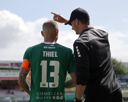 Trainer Kevin Rodewald (VfB Luebeck) gibt Marvin Thiel (VfB Luebeck) Anweisungen Fussball, Herren, Saison 2026 2027, SHFV-Pokal Achtelfinale, VfB Luebeck gegen Kaltenkirchener TS , 4-1 DFL REGULATIONS PROHIBIT ANY USE OF PHOTOGRAPHS AS IMAGE SEQUENCES AND OR QUASI-VIDEO. *** Coach Kevin Rodewald of VfB Lübeck gives instructions to Marvin Thiel of VfB Lübeck. Soccer, Men s, 2026–2027 Season, SHFV Cup Round of 16, VfB Lübeck vs. Kaltenkirchener TS, 4–1. DFL regulations prohibit any use of photographs as image sequences and or quasi-video.