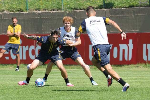 Foto IPP Emanuele Pennacchio Folgaria 19 07 2026 training session the preseason camp 2026-2027 Nella foto Kieron Bowie of Hellas Verona FC, Christian Corradi of Hellas Verona FC italyphotopress world copyright Folgaria italy Italia ITALY  Copyright: xR4924_italyphotopressx