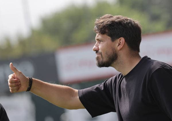 Daumen hoch, Sportlicher leiter Romain Bregerie (VfB Luebeck) Fussball, Herren, Saison 2026 2027, SHFV-Pokal Achtelfinale, VfB Luebeck gegen Kaltenkirchener TS , 4-1 DFL REGULATIONS PROHIBIT ANY USE OF PHOTOGRAPHS AS IMAGE SEQUENCES AND OR QUASI-VIDEO. *** Thumbs up, Romain Bregerie, Sports Director, VfB Lübeck Soccer, Men’s Team, 2026–2027 Season, SHFV Cup Round of 16, VfB Lübeck vs. Kaltenkirchener TS, 4–1. DFL regulations prohibit any use of photographs as image sequences and or quasi-video.