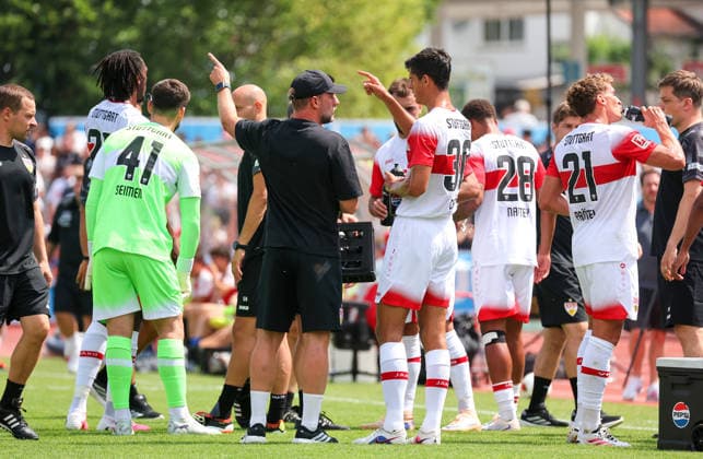 19.07.2026, Deutschland, Balingen, Fußball Bundesliga, Saison 2026 2027, Testspiel, TSG Balingen vs. VfB Stuttgart, v.l. VfB Trainer Sebastian Hoeneß, Chema (VfB) *** July 19, 2026, Germany, Balingen, Bundesliga, 2026–2027 season, Friendly match, TSG Balingen vs. VfB Stuttgart, from left: VfB coach Sebastian Hoeneß, Chema (VfB)
