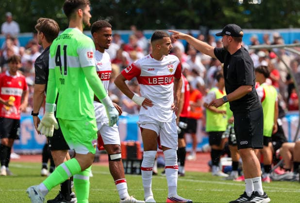 19.07.2026, Deutschland, Balingen, Fußball Bundesliga, Saison 2026 2027, Testspiel, TSG Balingen vs. VfB Stuttgart, v.l. Badriane Bouanani (VfB), VfB Trainer Sebastian Hoeneß *** July 19, 2026, Germany, Balingen, Bundesliga, 2026–2027 season, Friendly Match, TSG Balingen vs. VfB Stuttgart, from left: Badriane Bouanani (VfB), VfB Coach Sebastian Hoeneß