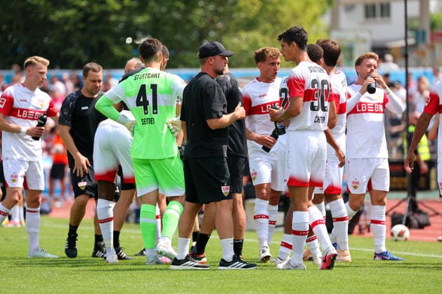 19.07.2026, Deutschland, Balingen, Fußball Bundesliga, Saison 2026 2027, Testspiel, TSG Balingen vs. VfB Stuttgart, v.l. VfB Trainer Sebastian Hoeneß, Chema (VfB) *** July 19, 2026, Germany, Balingen, Bundesliga, 2026–2027 season, Friendly Match, TSG Balingen vs. VfB Stuttgart, from left: VfB Coach Sebastian Hoeneß, Chema (VfB)