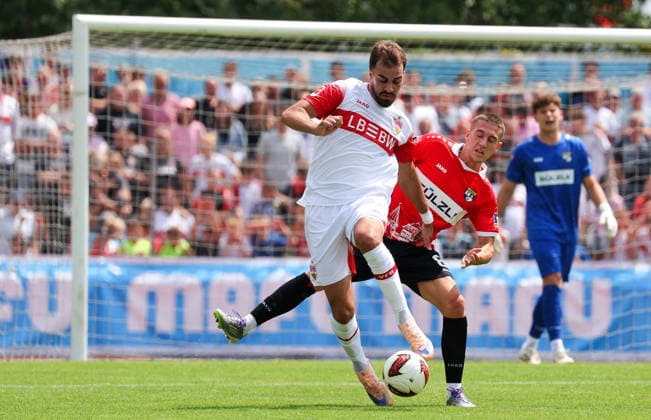 19.07.2026, Deutschland, Balingen, Fußball Bundesliga, Saison 2026 2027, Testspiel, TSG Balingen vs. VfB Stuttgart, v.l. Jovan Milosevic (VfB), Ferdinand Schmidt (TSG) *** July 19, 2026, Germany, Balingen, Bundesliga, 2026–2027 season, Friendly match, TSG Balingen vs. VfB Stuttgart, from left: Jovan Milosevic (VfB), Ferdinand Schmidt (TSG)