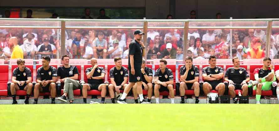 19.07.2026, Deutschland, Balingen, Fußball Bundesliga, Saison 2026 2027, Testspiel, TSG Balingen vs. VfB Stuttgart, VfB Trainer Sebastian Hoeneß, Trainerbank *** July 19, 2026, Germany, Balingen, Bundesliga, 2026–2027 season, Friendly match, TSG Balingen vs. VfB Stuttgart, VfB Coach Sebastian Hoeneß, Coach s bench