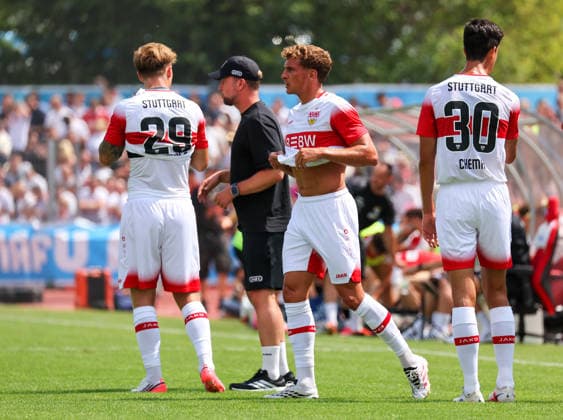 19.07.2026, Deutschland, Balingen, Fußball Bundesliga, Saison 2026 2027, Testspiel, TSG Balingen vs. VfB Stuttgart, v.l. Finn Jeltsch (VfB), VfB Trainer Sebastian Hoeneß, Grischa Prömel (VfB), Chema (VfB) *** July 19, 2026, Germany, Balingen, Bundesliga, 2026–2027 season, Friendly match, TSG Balingen vs. VfB Stuttgart, from left: Finn Jeltsch (VfB), VfB coach Sebastian Hoeneß, Grischa Prömel (VfB), Chema (VfB)