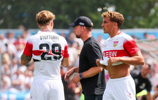 19.07.2026, Deutschland, Balingen, Fußball Bundesliga, Saison 2026 2027, Testspiel, TSG Balingen vs. VfB Stuttgart, v.l. Finn Jeltsch (VfB), VfB Trainer Sebastian Hoeneß, Grischa Prömel (VfB) *** July 19, 2026, Germany, Balingen, Bundesliga, 2026–2027 season, Friendly match, TSG Balingen vs. VfB Stuttgart, from left: Finn Jeltsch (VfB), VfB coach Sebastian Hoeneß, Grischa Prömel (VfB)