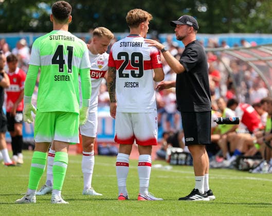 19.07.2026, Deutschland, Balingen, Fußball Bundesliga, Saison 2026 2027, Testspiel, TSG Balingen vs. VfB Stuttgart, v.l. Dennis Seimen (VfB), Chris Führich (VfB), Finn Jeltsch (VfB), VfB Trainer Sebastian Hoeneß *** July 19, 2026, Germany, Balingen, Bundesliga, 2026–2027 season, Friendly Match, TSG Balingen vs. VfB Stuttgart, from left: Dennis Seimen (VfB), Chris Führich (VfB), Finn Jeltsch (VfB), VfB Coach Sebastian Hoeneß