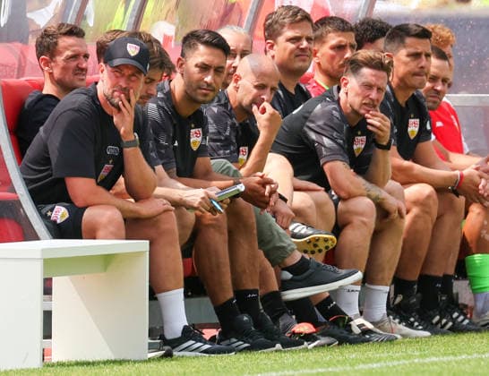 19.07.2026, Deutschland, Balingen, Fußball Bundesliga, Saison 2026 2027, Testspiel, TSG Balingen vs. VfB Stuttgart, VfB Trainer Sebastian Hoeneß, Trainerbank, Christian Gentner *** July 19, 2026, Germany, Balingen, Bundesliga, 2026–2027 season, Friendly match, TSG Balingen vs. VfB Stuttgart, VfB Coach Sebastian Hoeneß, Coach s bench, Christian Gentner