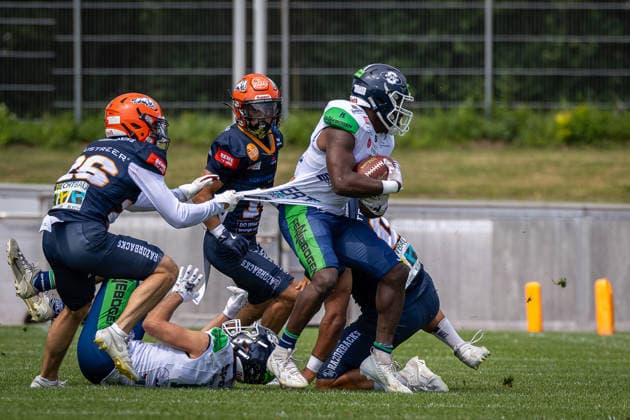 J˜vonte Davis (Straubing Spiders, 02 Running Back) with the ball ifm Razorbacks Ravensburg vs Straubing Spiders, American Football, German Football League, Week 11, 2026, 19.07.2026, Weingarten TeleData Stadion am Lindenhof Baden Württemberg Germany Copyright: xFootxBowl SebastianxJustx