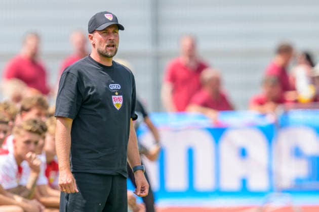 im Bild v.l.: Sebastian Hoeneß (Trainer - VfB Stuttgart), GER, Balingen Fussball, Testspiel, TSG Balingen vs VfB Stuttgart 19.07.2026, DFB DFL REGULATIONS PROHIBIT ANY USE OF PHOTOGRAPHS AS IMAGE SEQUENCES AND OR QUASI-VIDEO, *** Pictured from left: Sebastian Hoeneß, coach of VfB Stuttgart, GER, Balingen soccer, friendly match, TSG Balingen vs. VfB Stuttgart, July 19, 2026, DFB and DFL regulations prohibit any use of photographs as image sequences and or quasi-video, Copyright: HMBxMedia UwexKoch