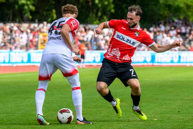 im Bild v.l.: Lazar Jovanovic ( 45, VFB Stuttgart), Silas Bader ( 07, TSG Balingen), Zweikampf, Action, Kampf, kaempft um den Ball, GER, Balingen Fussball, Testspiel, TSG Balingen vs VfB Stuttgart 19.07.2026, DFB DFL REGULATIONS PROHIBIT ANY USE OF PHOTOGRAPHS AS IMAGE SEQUENCES AND OR QUASI-VIDEO, *** In the photo, from left: Lazar Jovanovic 45, VFB Stuttgart; Silas Bader 07, TSG Balingen; tackle, action, battle, fighting for the ball, GER, Balingen Soccer, Friendly Match, TSG Balingen vs. VfB Stuttgart, July 19, 2026, DFB and DFL regulations prohibit any use of photographs as image sequences and or quasi-video, Copyright: HMBxMedia UwexKoch