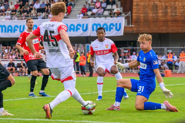 im Bild v.l.: Lazar Jovanovic ( 45, VFB Stuttgart), Ivo Colic ( 31, TSG Balingen), Zweikampf, Action, Kampf, kaempft um den Ball, GER, Balingen Fussball, Testspiel, TSG Balingen vs VfB Stuttgart 19.07.2026, DFB DFL REGULATIONS PROHIBIT ANY USE OF PHOTOGRAPHS AS IMAGE SEQUENCES AND OR QUASI-VIDEO, *** Pictured, from left: Lazar Jovanovic, 45, VFB Stuttgart, Ivo Colic, 31, TSG Balingen, tackle, action, battle, fighting for the ball, GER, Balingen soccer, friendly match, TSG Balingen vs. VfB Stuttgart, July 19, 2026, DFB and DFL regulations prohibit any use of photographs as image sequences and or quasi-video, Copyright: HMBxMedia UwexKoch