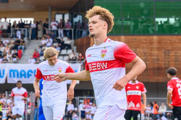im Bild v.l.: Tor, Treffer, Jubel, Torjubel, Freude, Begeisterung, feiert, durch Lazar Jovanovic ( 45, VFB Stuttgart), Ivo Colic ( 31, TSG Balingen), Zweikampf, Action, Kampf, kaempft um den Ball, Tor, GER, Balingen Fussball, Testspiel, TSG Balingen vs VfB Stuttgart 19.07.2026, DFB DFL REGULATIONS PROHIBIT ANY USE OF PHOTOGRAPHS AS IMAGE SEQUENCES AND OR QUASI-VIDEO, *** In the photo, from left: goal, score, celebration, goal celebration, joy, excitement, celebrating, by Lazar Jovanovic 45, VFB Stuttgart, Ivo Colic 31, TSG Balingen, tackle, action, battle, fighting for the ball, goal, GER, Balingen soccer, friendly match, TSG Balingen vs. VfB Stuttgart July 19, 2026, DFB and DFL regulations prohibit any use of photographs as image sequences and or quasi-video, Copyright: HMBxMedia UwexKoch