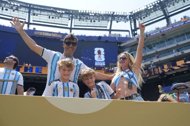 Argentine fans cheer before the start of the 2026 World Cup final between the national teams of Spain and Argentina at the New York New Jersey stadium in the US, 19 July 2026. 2026 World Cup Final: Spain vs. Argentina !ACHTUNG: NUR REDAKTIONELLE NUTZUNG!  Copyright: xoctavioxguzmanx GRAF9121 20260719-55020937993_1