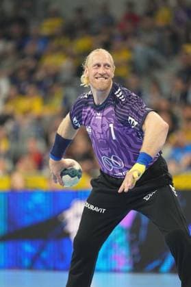 Mikael Appelgren ( 1; Team Apfel) hält den Ball in beiden Händen und bereitet einen Abwurf vor, dabei lächelt er in Richtung Spielfeld. Im Hintergrund sind die gefüllten Zuschauerränge der SAP Arena in Mannheim zu sehen. Mikael Appelgren ( 1; Team Apfel) mit Ball in der SAP Arena *** Mikael Appelgren of Team Apfel holds the ball in both hands and prepares to take a throw-in, smiling toward the court. In the background, the packed stands of the SAP Arena in Mannheim can be seen. Mikael Appelgren of Team Apfel with the ball at the SAP Arena Copyright: xspeedshotx xLukasxTrunkx