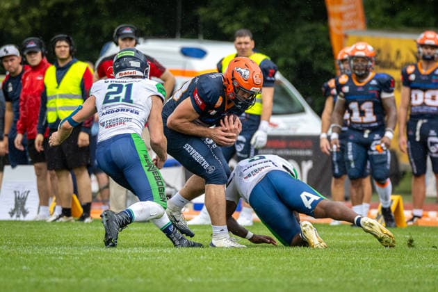 William Enneking (ifm Razorbacks Ravensburg, 80 Tight End) tackled by Dane Lynch (Straubing Spiders, 05 Defensive Back) and Luca Aigner (Straubing Spiders, 21 Linebacker) ifm Razorbacks Ravensburg vs Straubing Spiders, American Football, German Football League, Week 11, 2026, 19.07.2026, Weingarten TeleData Stadion am Lindenhof Baden Württemberg Germany Copyright: xFootxBowl SebastianxJustx