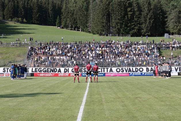SOCCER - Other - Hellas Verona - Training and Friendly Match Photo by IPA ABACAPRESS.COM86813266 - The starting lineups for Hellas Verona and ASD Rovereto during the minute of silence at the friendly match between Hellas Verona and Rovereto at the Sporting Center La Pineta on July 19, 2026, in Folgaria, VI. Verona Italy  Copyright: xIPAxSport ABACAx