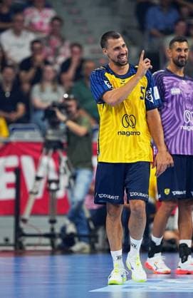 Ivan Martinovi? ( 5; Team Johnny) zeigt lächelnd einen erhobenen Zeigefinger und wirkt gut gelaunt auf dem Spielfeld der SAP Arena in Mannheim. Im Hintergrund ist ein Spieler von Team Apfel zu sehen. Ivan Martinovi? ( 5; Team Johnny) lächelnd mit erhobenem Finger in der SAP Arena *** Ivan Martinovi 5: A member of Team Johnny smiles while holding up his index finger and appears to be in good spirits on the court at the SAP Arena in Mannheim. A player from Team Apfel can be seen in the background. Ivan Martinovi 5: A member of Team Johnny smiles with his finger raised at the SAP Arena Copyright: xspeedshotx xLukasxTrunkx