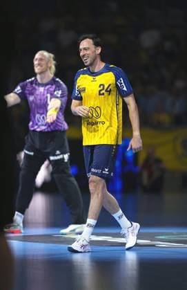 Patrick Groetzki ( 24; Rhein Neckar Löwen) läuft gut gelaunt über das Spielfeld der SAP Arena in Mannheim. Im Hintergrund ist Mikael Appelgren ( 1; SG Flensburg-Handewitt) im lila Torwarttrikot zu sehen. Patrick Groetzki ( 24; Rhein Neckar Löwen) lächelnd auf dem Parkett *** Patrick Groetzki, No. 24 of the Rhein-Neckar Löwen, walks across the court at the SAP Arena in Mannheim in high spirits. In the background, Mikael Appelgren, No. 1 of SG Flensburg-Handewitt, can be seen in his purple goalkeeper jersey. Patrick Groetzki, No. 24 of the Rhein-Neckar Löwen, smiles on the court. Copyright: xspeedshotx xLukasxTrunkx