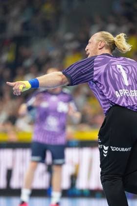 Mikael Appelgren steht im Tor für Team Apfel und gibt mit ausgestrecktem Arm lautstark Anweisungen an seine Mitspieler. Im Hintergrund ist ein weiterer Spieler von Team Apfel vor der gefüllten Tribüne der SAP Arena zu sehen. Mikael Appelgren ( 1; Team Apfel) dirigiert seine Abwehr in der SAP Arena *** Mikael Appelgren is in goal for Team Apfel and is shouting instructions to his teammates with his arm outstretched. In the background, another Team Apfel player can be seen in front of the packed stands at the SAP Arena. Mikael Appelgren of Team Apfel directs his defense at the SAP Arena. Copyright: xspeedshotx xLukasxTrunkx