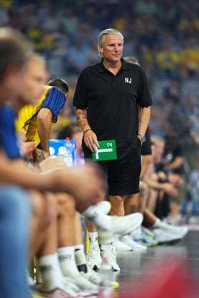 Nikolaj Jacobsen steht an der Seitenlinie und hält eine grüne Wechseltafel mit der Nummer 2 in der Hand. Im Hintergrund sitzen Spieler von Team Johnny auf der Bank. Nikolaj Jacobsen an der Seitenlinie in der SAP Arena Mannheim *** Nikolaj Jacobsen is standing on the sidelines, holding a green substitution board with the number 2 on it. In the background, players from Team Johnny are sitting on the bench. Nikolaj Jacobsen on the sidelines at the SAP Arena in Mannheim Copyright: xspeedshotx xLukasxTrunkx