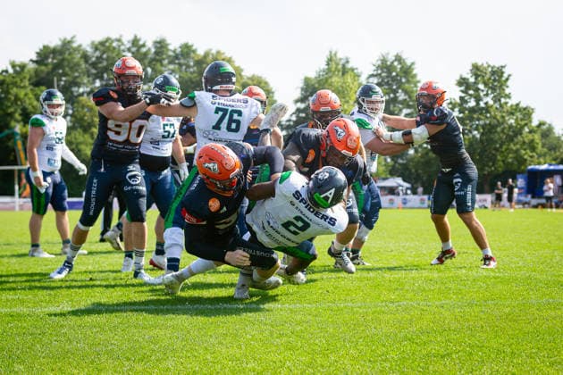 J˜vonte Davis (Straubing Spiders, 02 Running Back) tackled by Samuel Mindham (ifm Razorbacks Ravensburg, 30 Defensive Back) and Gerson Barros Lima (ifm Razorbacks Ravensburg, 71 Defensive Line) ifm Razorbacks Ravensburg vs Straubing Spiders, American Football, German Football League, Week 11, 2026, 19.07.2026, Weingarten TeleData Stadion am Lindenhof Baden Württemberg Germany Copyright: xFootxBowl SebastianxJustx