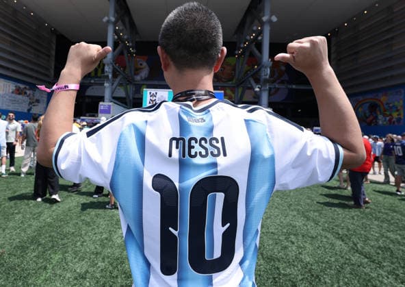 New Jersey, USA, 19th July 2026. An Argentinian fan wearing a Messi shirt before the Spain vs Argentina FIFA World Cup, WM, Weltmeisterschaft, Fussball final match at the Metlife Stadium, New Jersey. Picture credit should read: Paul Terry Sportimage EDITORIAL USE ONLY. No use with unauthorised audio, video, data, fixture lists, club league logos or live services. Online in-match use limited to 120 images, no video emulation. No use in betting, games or single club league player publications. SPI_002_PT_Spain_Argentina SPI-4862-0002