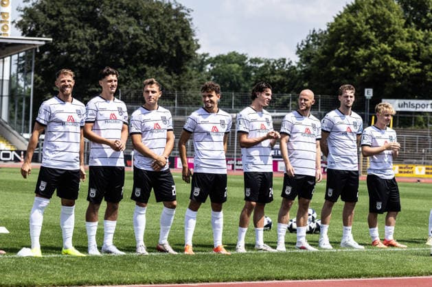 SSV Ulm 1846 Fußball vs FC Bayern München II, Fussball, Freundschaftsspiel, Saisoneröffnung SSV Ulm 1846 Fußball, Donaustadion Ulm 19.07.26 Spielervorstellung vor dem Spiel. v.l. Johannes Jo Reichert (C, SSV Ulm 1846 Fußball, 05), Karl Kempf (SSV Ulm 1846 Fußball, 14), Alexander Kopf (SSV Ulm 1846 Fußball, 20), Marco Gölz (SSV Ulm 1846 Fußball, 21), Felix Vater (SSV Ulm 1846 Fußball, 24), Marcel Seegert (SSV Ulm 1846 Fußball, 25), Tim Schmidt (SSV Ulm 1846 Fußball, 27), Per Lockl (SSV Ulm 1846 Fußball, 08) SSV Ulm 1846 Fußball vs FC Bayern München II, Fussball, Freundschaftsspiel, Saisoneröffnung SSV Ulm 1846 Fußball, Donaustadion Ulm 19.07.26 Foto: Lucca Fundel Ulm Donaustadion Baden-Württemberg Deutschland *** SSV Ulm 1846 Soccer vs. FC Bayern Munich II, Soccer, Friendly Match, SSV Ulm 1846 Soccer Season Opener, Donaustadion Ulm, July 26, 19, Player Introductions Before the Game (from left): Johannes Jo Reichert (C), SSV Ulm 1846 Soccer, 05, Karl Kempf SSV Ulm 1846 Soccer, 14, Alexander Kopf SSV Ulm 1846 Soccer, 20, Marco Gölz SSV Ulm 1846 Soccer, 21, Felix Vater, SSV Ulm 1846 Soccer, 24, Marcel Seegert, SSV Ulm 1846 Soccer, 25, Tim Schmidt, SSV Ulm 1846 Soccer, 27, Per Lockl, SSV Ulm 1846 Soccer, 08 SSV Ulm 1846 Soccer vs. FC Bayern Munich II, Soccer, Friendly Match, Season Opener SSV Ulm 1846 Soccer, Donaustadion Ulm July 26, 1990 Photo by Lucca Fundel Ulm Donaustadion Baden-Württemberg Germany
