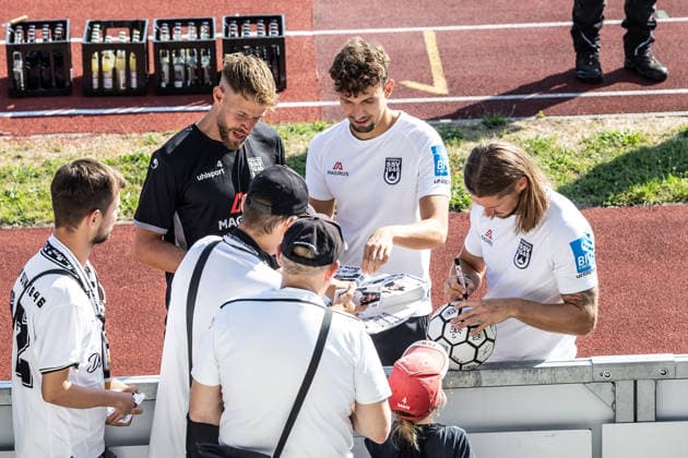 SSV Ulm 1846 Fußball vs FC Bayern München II, Fussball, Freundschaftsspiel, Saisoneröffnung SSV Ulm 1846 Fußball, Donaustadion Ulm 19.07.26 Autogrammstunde nach Spielende. v.l. Johannes Jo Reichert (C, SSV Ulm 1846 Fußball, 05), Marco Gölz (SSV Ulm 1846 Fußball, 21), Dennis Chessa (SSV Ulm 1846 Fußball, 11) SSV Ulm 1846 Fußball vs FC Bayern München II, Fussball, Freundschaftsspiel, Saisoneröffnung SSV Ulm 1846 Fußball, Donaustadion Ulm 19.07.26 Foto: Lucca Fundel Ulm Donaustadion Baden-Württemberg Deutschland *** SSV Ulm 1846 Soccer vs. FC Bayern Munich II, Soccer, Friendly Match, SSV Ulm 1846 Soccer Season Opener, Donaustadion Ulm, July 26, 19, Autograph Session After the Game (from left): Johannes Jo Reichert C, SSV Ulm 1846 Soccer, No. 05, Marco Gölz, SSV Ulm 1846 Soccer, No. 21, Dennis Chessa, SSV Ulm 1846 Soccer, No. 11, SSV Ulm 1846 Soccer vs. FC Bayern Munich II, Soccer, Friendly Match, Season Opener SSV Ulm 1846 Soccer, Donaustadion Ulm, July 26, 2019. Photo by Lucca Fundel, Ulm Donaustadion, Baden-Württemberg, Germany
