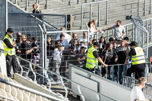 SSV Ulm 1846 Fußball vs FC Bayern München II, Fussball, Freundschaftsspiel, Saisoneröffnung SSV Ulm 1846 Fußball, Donaustadion Ulm 19.07.26 Autogrammstunde nach Spielende. Großer Andrang. Die Fans warten auf Autogramme. SSV Ulm 1846 Fußball vs FC Bayern München II, Fussball, Freundschaftsspiel, Saisoneröffnung SSV Ulm 1846 Fußball, Donaustadion Ulm 19.07.26 Foto: Lucca Fundel Ulm Donaustadion Baden-Württemberg Deutschland *** SSV Ulm 1846 Soccer vs. FC Bayern Munich II, Soccer, Friendly Match, SSV Ulm 1846 Soccer Season Opener, Donaustadion Ulm, July 26, 2019 Autograph session after the game Large crowd Fans waiting for autographs SSV Ulm 1846 Soccer vs. FC Bayern Munich II, Soccer, Friendly Match, Season Opener for SSV Ulm 1846 Soccer, Donaustadion, Ulm, July 26, 2019. Photo by Lucca Fundel, Ulm, Donaustadion, Baden-Württemberg, Germany