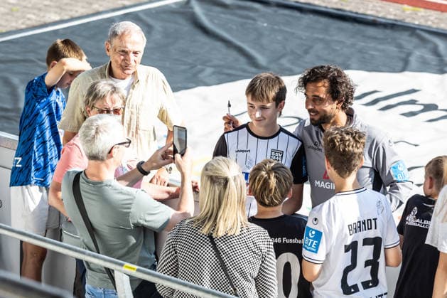 SSV Ulm 1846 Fußball vs FC Bayern München II, Fussball, Freundschaftsspiel, Saisoneröffnung SSV Ulm 1846 Fußball, Donaustadion Ulm 19.07.26 Autogrammstunde nach Spielende. Daniel Jungwirth (SSV Ulm 1846 Fußball, Cheftrainer) SSV Ulm 1846 Fußball vs FC Bayern München II, Fussball, Freundschaftsspiel, Saisoneröffnung SSV Ulm 1846 Fußball, Donaustadion Ulm 19.07.26 Foto: Lucca Fundel Ulm Donaustadion Baden-Württemberg Deutschland *** SSV Ulm 1846 Soccer vs. FC Bayern Munich II, Soccer, Friendly Match, SSV Ulm 1846 Soccer Season Opener, Donaustadion, Ulm, July 26, 2019—Autograph session after the game with Daniel Jungwirth, head coach of SSV Ulm 1846 Soccer, vs. FC Bayern Munich II, soccer, friendly match, Season opener for SSV Ulm 1846 Soccer, Donaustadion Ulm, July 26, 2019. Photo by Lucca Fundel, Ulm, Donaustadion, Baden-Württemberg, Germany