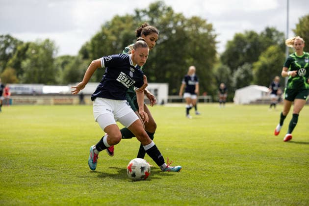 Fußball I Frauen I Testspiel I SV Meppen 1912 e.V. - VfL Wolfsburg I 19.07.2026 Lana Hubbeling (18, SV Meppen 1912 e.V.) Cora Zicai (28, VfL Wolfsburg) Zweikampf Herzlake Hasetalstadion Niedersachsen Deutschland *** Soccer I Women I Friendly Match I SV Meppen 1912 e.V. vs. VfL Wolfsburg I July 19, 2026 Lana Hubbeling 18, SV Meppen 1912 e.V. Cora Zicai 28, VfL Wolfsburg, Tackle, Herzlake, Hasetalstadion, Lower Saxony, Germany Copyright: xLobeca CedricxSiefkerx