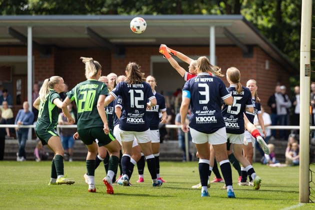 Fußball I Frauen I Testspiel I SV Meppen 1912 e.V. - VfL Wolfsburg I 19.07.2026 Carla Mia Steenken (1, SV Meppen 1912 e.V.) Faustet den Ball. Herzlake Hasetalstadion Niedersachsen Deutschland *** Soccer I Women I Friendly Match I SV Meppen 1912 e.V. vs. VfL Wolfsburg I July 19, 2026 Carla Mia Steenken 1, SV Meppen 1912 e.V. Headers the Ball Herzlake Hasetal Stadium Lower Saxony Germany Copyright: xLobeca CedricxSiefkerx